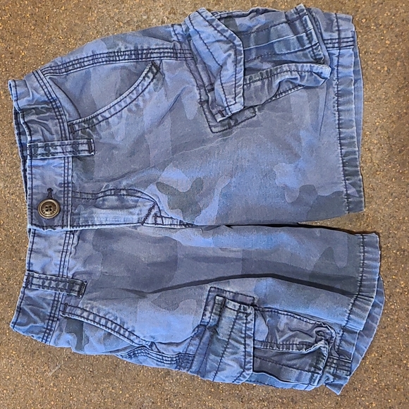 Lot of 2 pair GAP cargo shorts 5T - Picture 6 of 8